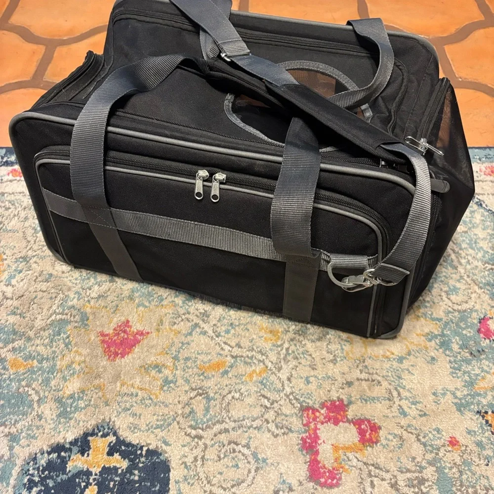 Dog or cat travel bag with side vent
